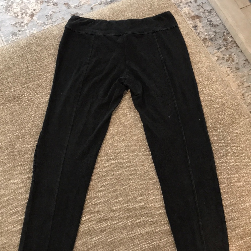 Size medium black leggings. Very soft.